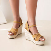 Schicke Espadrilles mit offenem Zehenbereich, Knöchelriemen und Keilabsatz und ausgefranstem Detail - Kamel